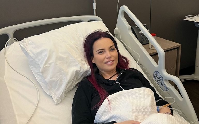 Maquiadora morre aos 35 anos após tumor no cérebro e deixa postagem de despedida pronta: 'Parti para outro mundo'