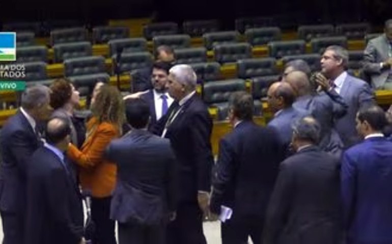 Carla Zambelli e Lindbergh trocam ofensas e precisam ser apartados por colegas