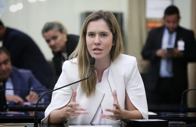 Deputada Cibele Moura diz que governo garantiu retorno de distribuição de absorventes nas escolas