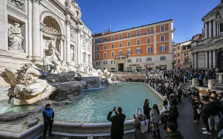 Turista paraguaia nada em Fontana di Trevi, em Roma, em pleno calor