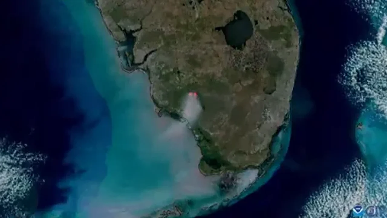 Imagens de satélite capturam chamas e fumaça de incêndio florestal devastador.