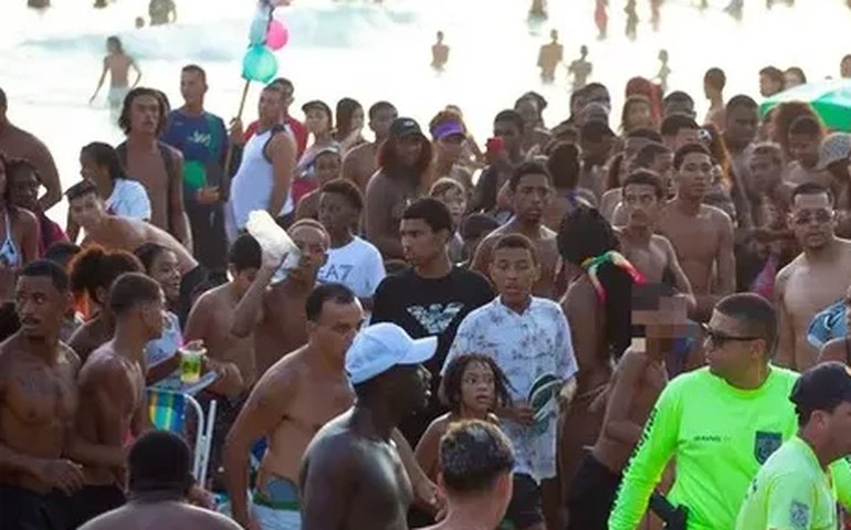 PMs são atacados por criminosos após furtos em série na Praia do Leme; vídeo