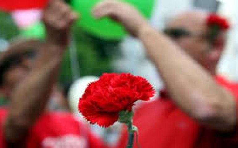 'Fascismo nunca mais': Dezenas de milhares de pessoas celebram os 50 anos de democracia em Portugal