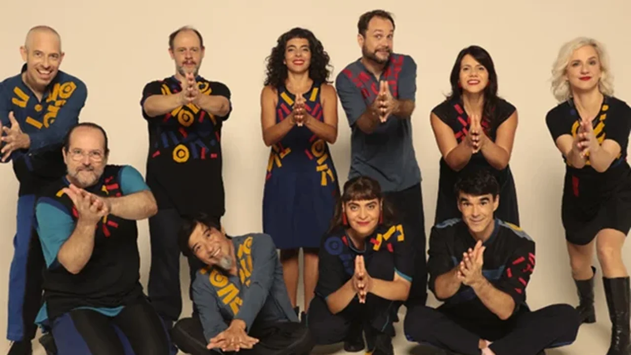 Barbatuques apresenta o espetáculo 'Boa Noite, Povo' no Sesc Belenzinho em São Paulo