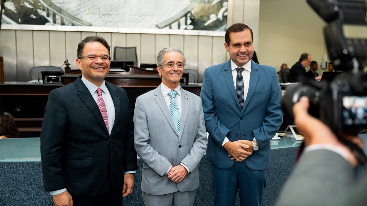 Governador em exercício vai à Assembleia Legislativa e ressalta maturidade dos poderes em Alagoas