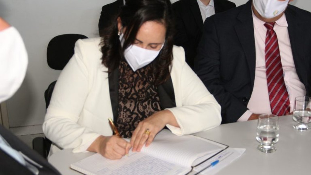 Fabiana Pessoa toma posse do cargo de Prefeita de Arapiraca, em cerimônia na Câmara de Vereadores