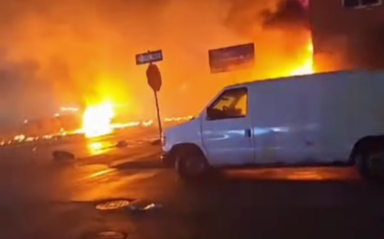 Avião de pequeno porte cai logo após decolar na Filadélfia e provoca incêndio em casas