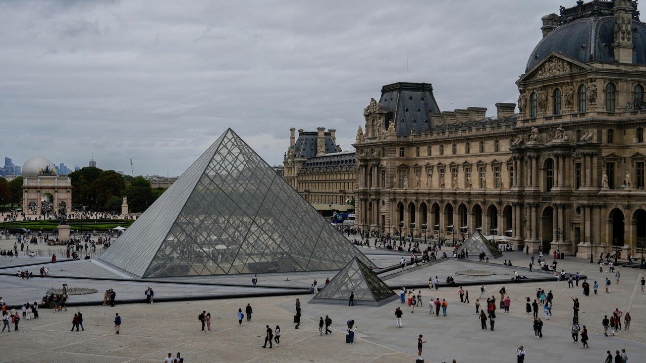 Roubo no Louvre: novas imagens mostram suspeitos fugindo do museu em elevador de carga; veja vídeo