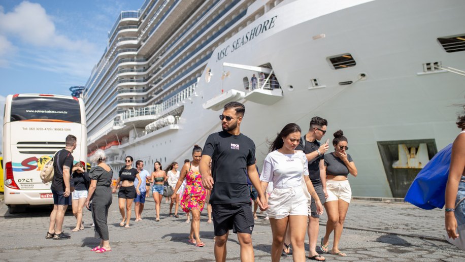 Prefeitura de Maceió disponibiliza transporte gratuito para turistas conhecerem o Pontal da Barra