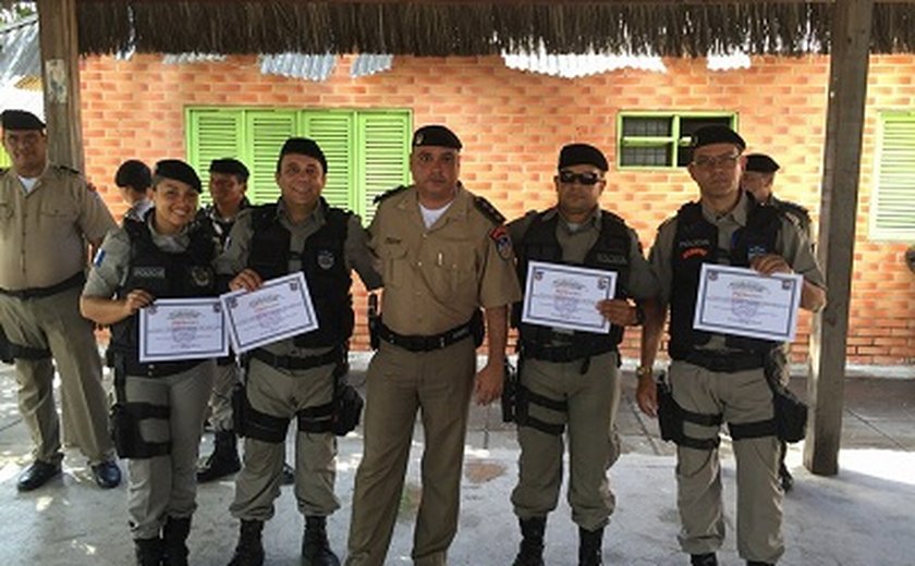Durante confraternização, 1º Batalhão homenageia policiais destaques em 2015