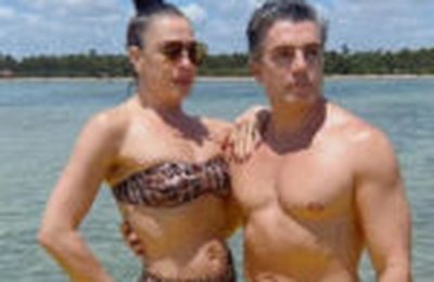 Claudia Raia e marido fazem viagem romântica em Porto de Pedras