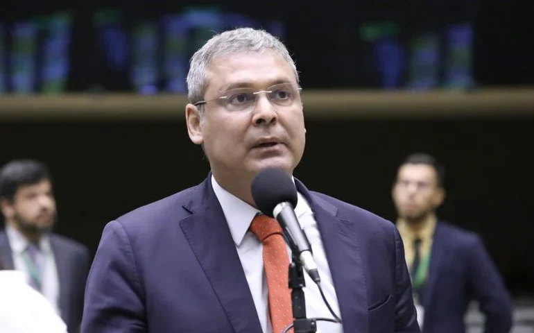 Lindbergh rebate Hugo Motta e acusa presidente da Câmara de agir na surdina