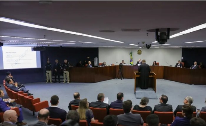 Foram destinadas oito sessões para análise do caso