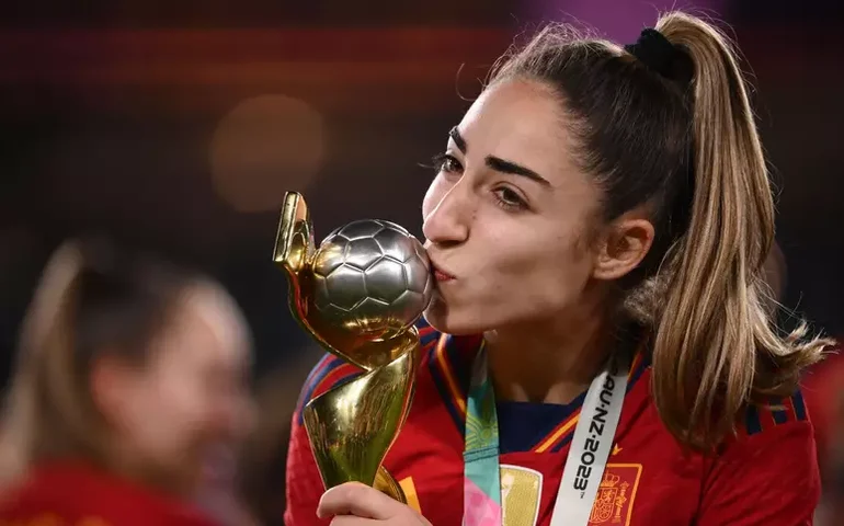 Olga Carmona faz homenagem ao pai, morto antes da final da Copa do Mundo feminina: 'Tinha minha estrela'