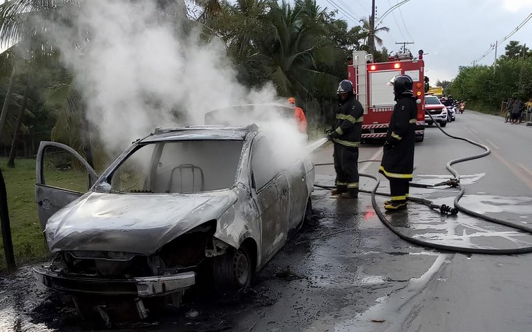 Bombeiros combatem incêndio em carro no Benedito Bentes