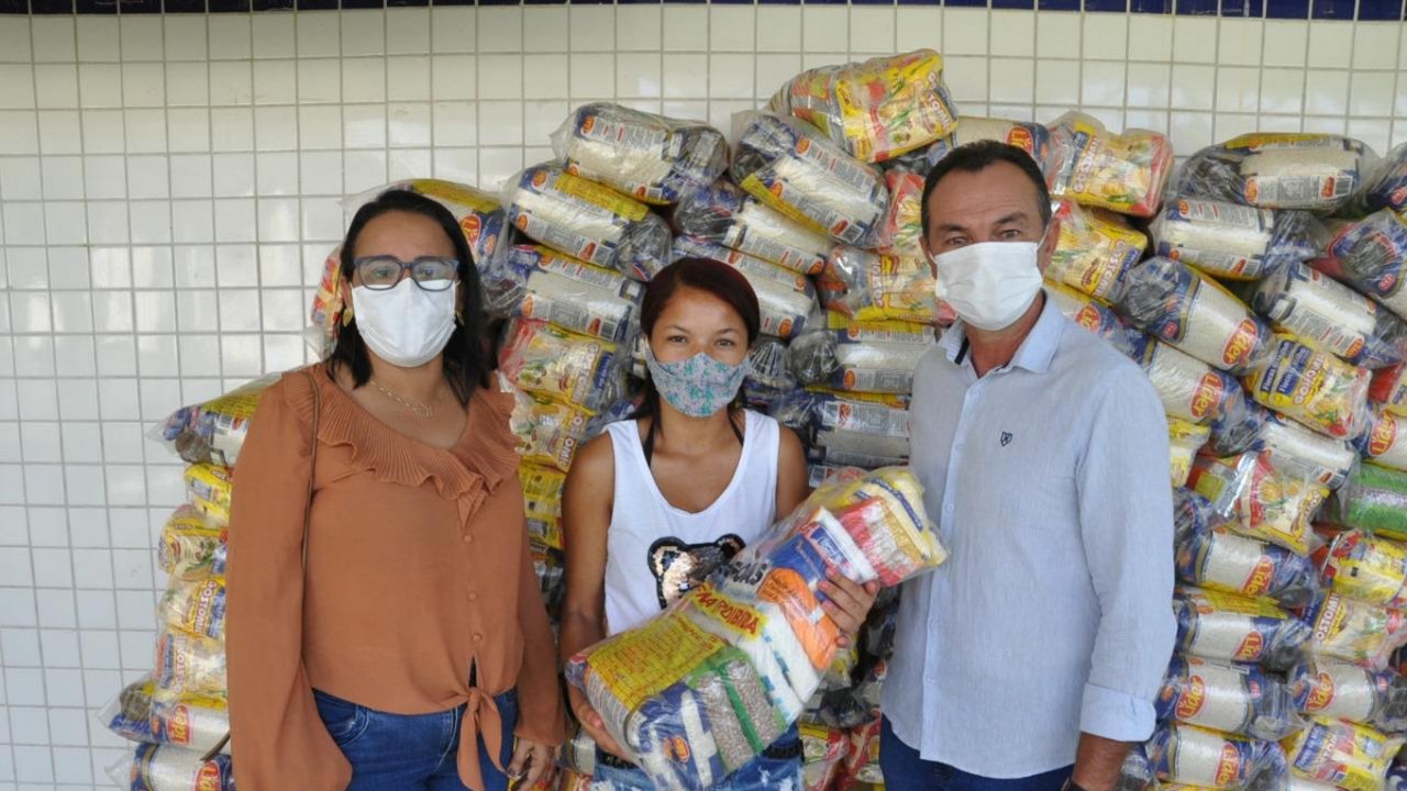 Assistência Social de Anadia entrega 300 cestas básicas à população