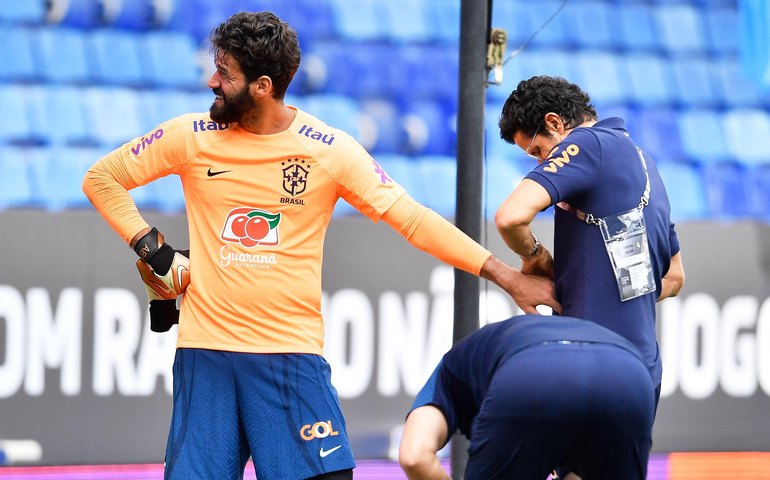 Goleiro Alisson desfalca Brasil diante de Guiné por causa da trauma no dedo mindinho