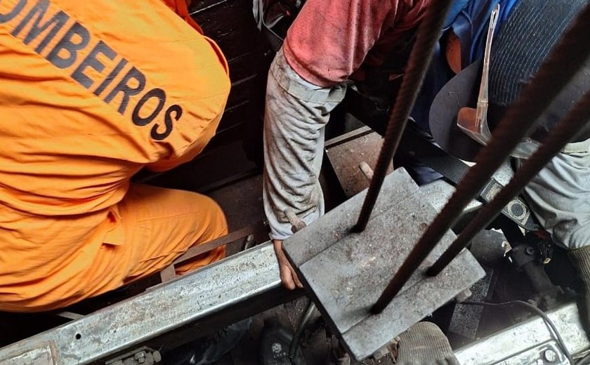Trabalhador é resgatado pelos Bombeiros após ficar preso em elevador em Maceió