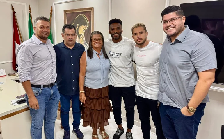 Prefeita Tia Júlia recebe atletas do CSE e reafirma que repasses ao clube estão em dia