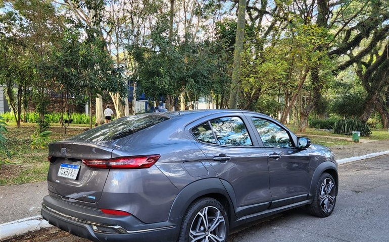 Fiat Fastback 2025 híbrido oferece eficiência sem comprometer desempenho