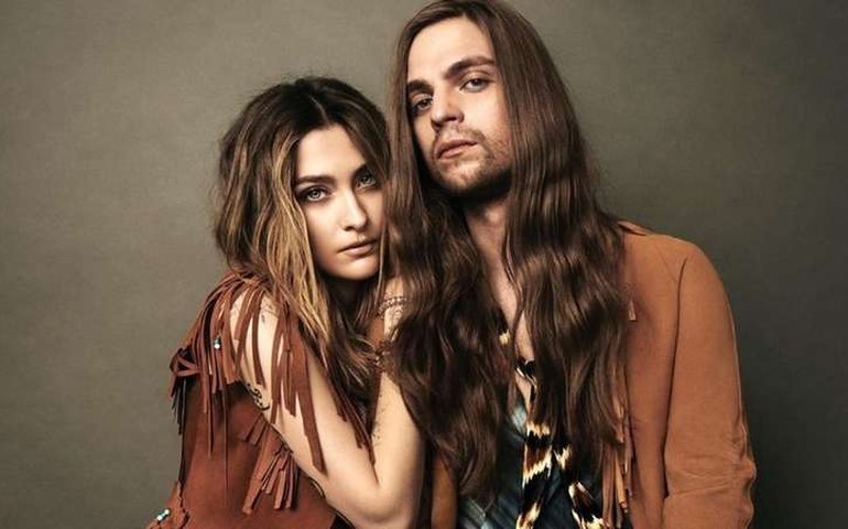 Filha de Michael Jackson, Paris lança carreira musical em dupla com namorado