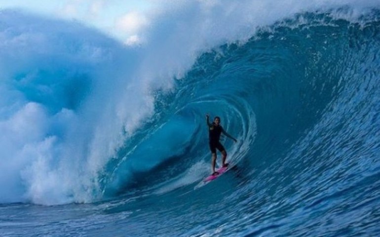Maya Gabeira obtém novo recorde mundial para maior onda já surfada por uma mulher
