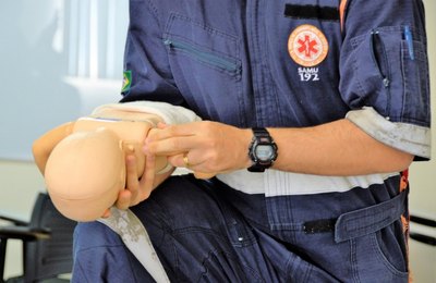 Médico do Samu orienta sobre o que fazer em casos de engasgo