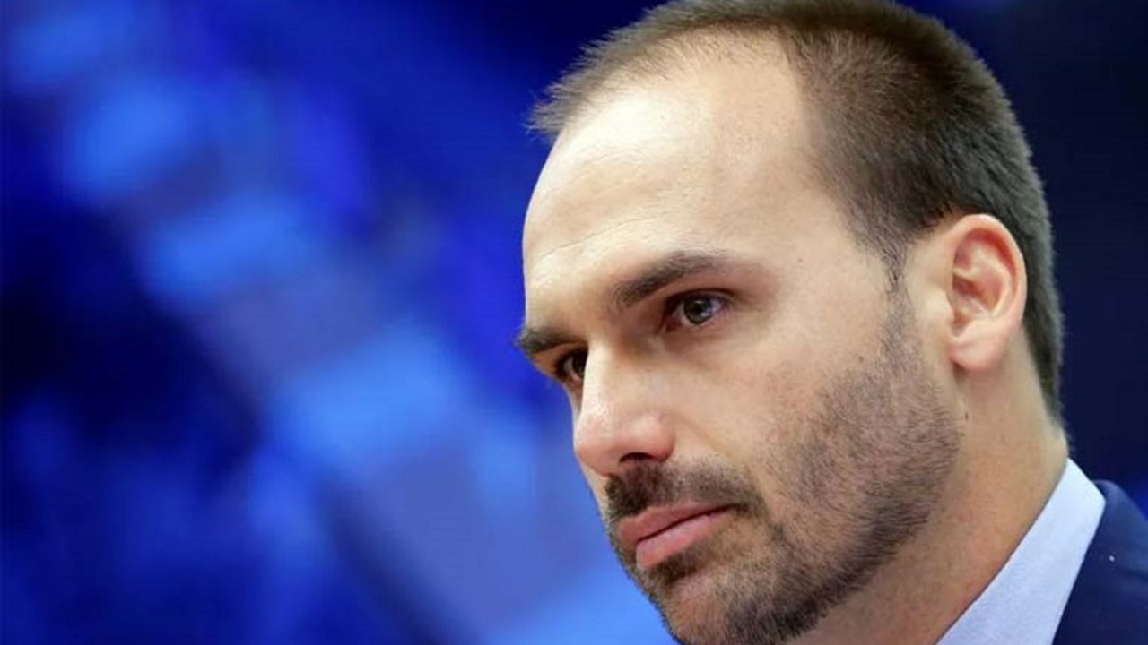 Eduardo Bolsonaro pede que TSE informe se exigirá comprovante de vacinação