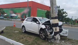 CARRO BATE POSTE TANCREDO NEVES