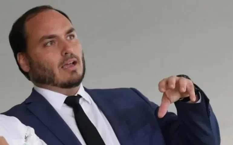 Carlos Bolsonaro defende voto em Marina Helena e faz críticas a Marçal e Nunes