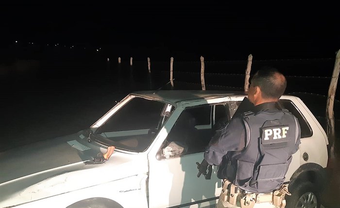 Motorista tentou fugir da abordagem mas acabou capotando o veículo Motorista tentou fugir da abordagem mas acabou capotando o veículo