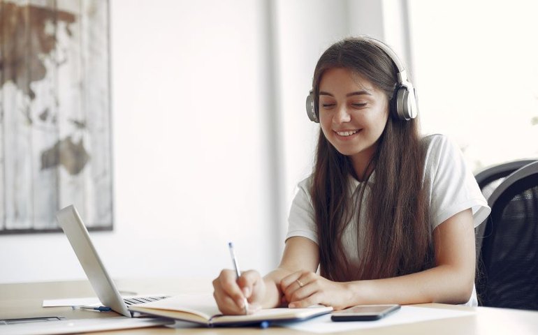 Iniciativas oferecem capacitações gratuitas e on-line para pré-vestibulandos
