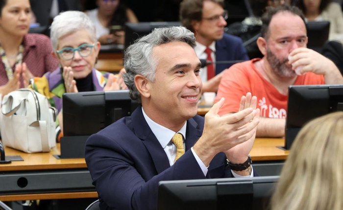 Rafael Brito comemora aprovação de Projeto de lei que cria piso salarial para profissionais da educação Rafael Brito comemora aprovação de Projeto de lei que cria piso salarial para profissionais da educação