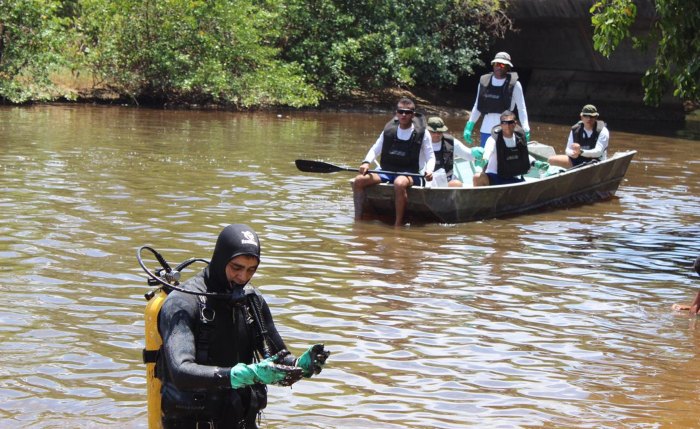 Mergulhadores da marinha retiram óleo do rio Persinunga