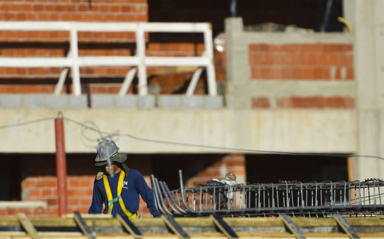 Construção civil empregou 2,5 milhões e pagou média de 2,1 salários mínimos em 2024