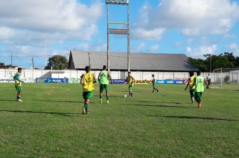 Elenco do Coruripe participa de recreativo antes do jogo contra Jaciobá