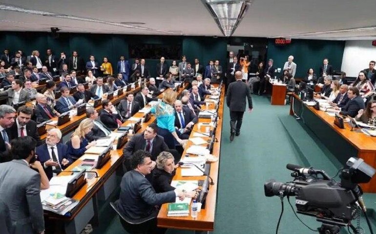 CCJ aprova PL da Dosimetria; texto segue para plenário nesta quarta-feira