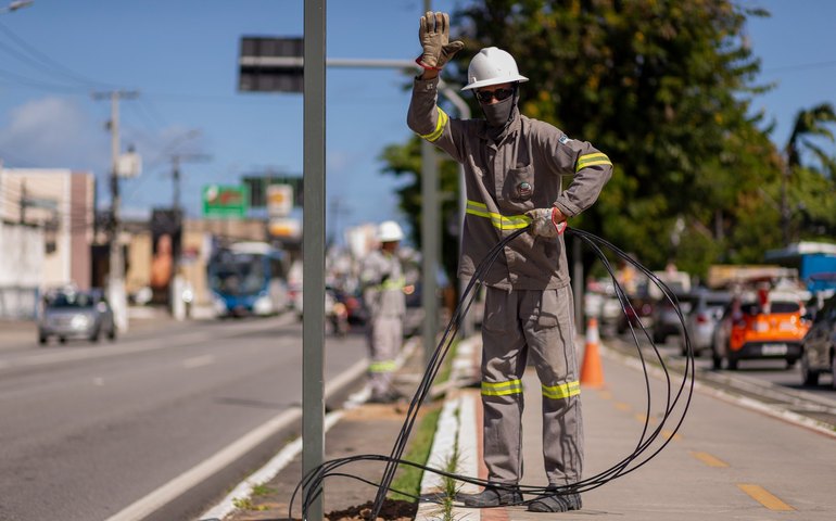 Saiba como acionar a Ilumina Maceió pelo app, 156, 0800 e outros canais de atendimento