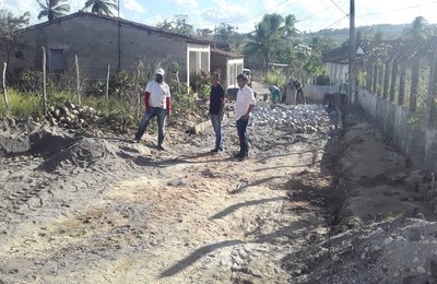 Prefeito e vice-prefeito verificam andamento de obras no Povoado Tapera em Anadia
