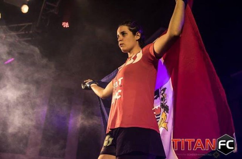 MMA Alagoano tem forte representação feminina com a atleta Bárbara Acioly