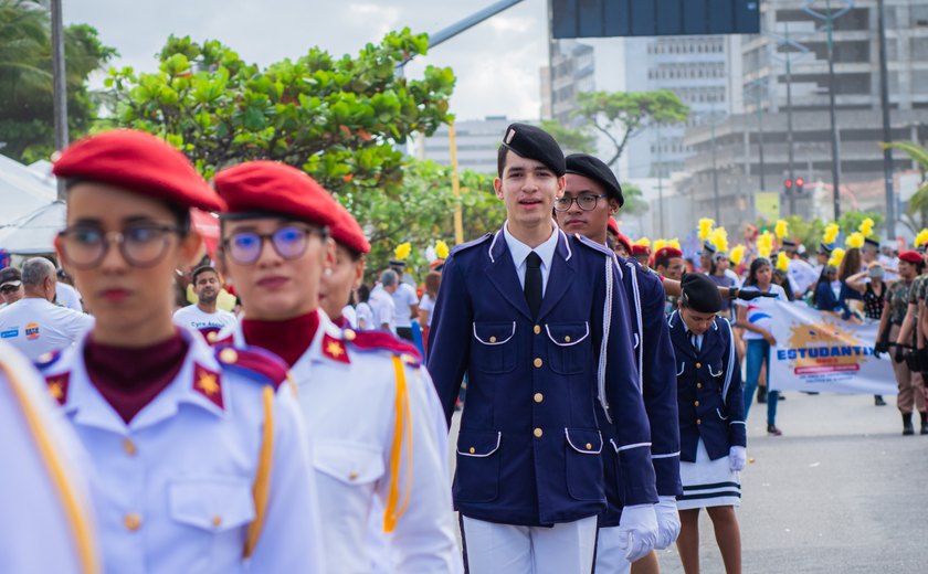 Desfile marca os 206 anos da emancipação política de Alagoas