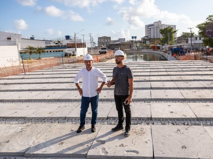 Vice-prefeito e titular da Seminfra vistoria travessia central do Riacho Salgadinho com obra 90% avançada