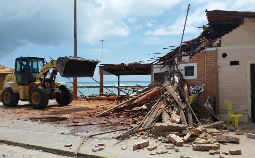 Negligência na remoção de barracas demolidas compromete recuperação ambiental na orla