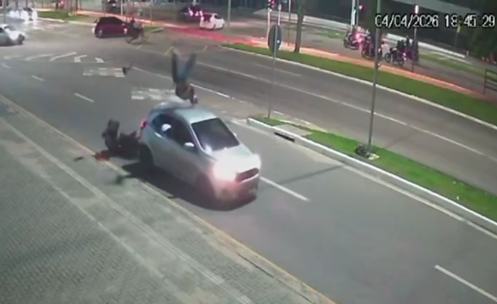 Câmeras de segurança registraram o momento da colisão que deixou motociclista ferido no bairro Jardim Petrópolis