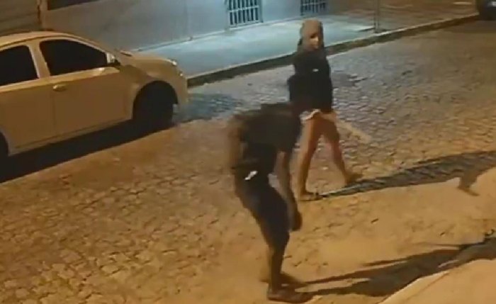 De acordo com a análise das gravações, três indivíduos aparecem nas imagens