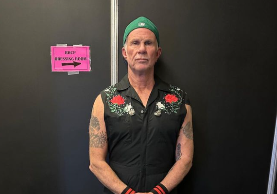 Baterista do Red Hot Chili Peppers toca com cover da banda em Bar de SP