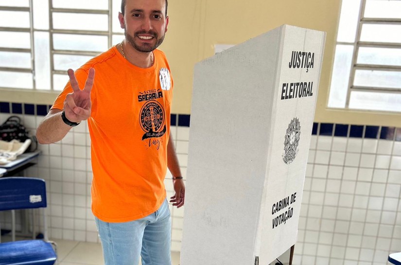 Victor Rocha, candidato à prefeito, vota em Anadia