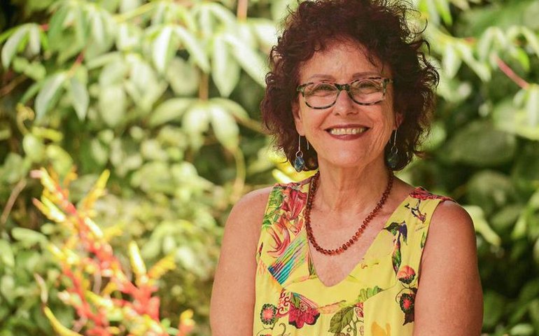 Escritora atacada por pitbulls respira sem aparelhos e faz fisioterapia, diz amiga