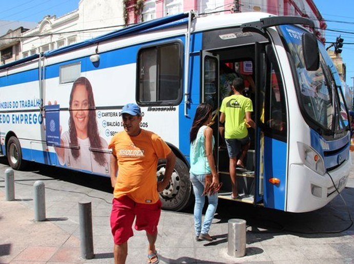 Ônibus do Trabalho e Emprego visita os municípios de Murici e Cacimbinhas