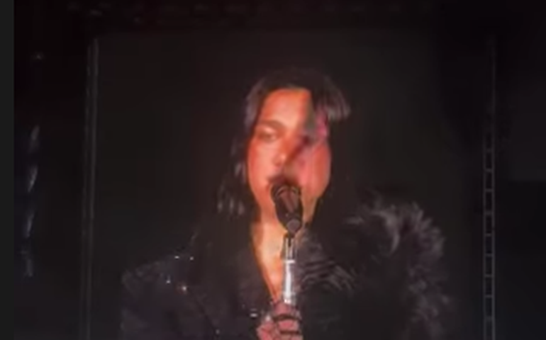 Dua Lipa recebe camisa do River Plate após show no Monumental, em Buenos Aires